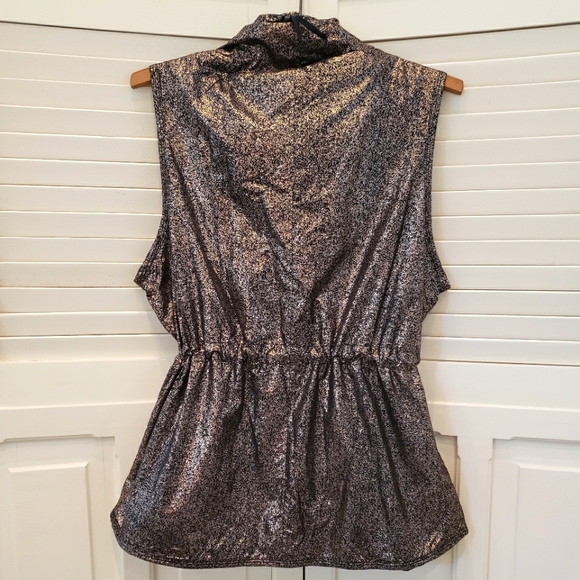 ⭐FABLETICS | Liora Metallic Athletic Ripstop Cowl Neck Kangaroo Pocket Vest - Picture 16 of 16
